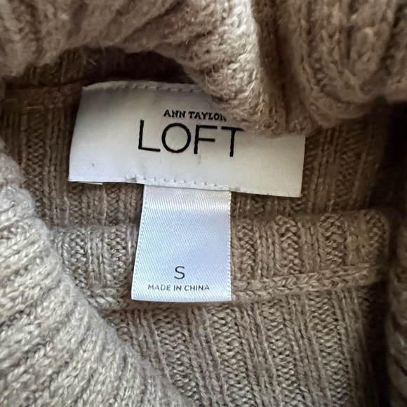 Ann Taylor LOFT Women’s light brown camel short sleeve turtleneck sweater - Picture 2 of 3